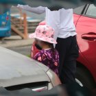 Los investigadores observaron que las niñas eran supervisadas por dos hombres, mientras vendían chupetes o pedían limosna.