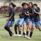Jugadoras de la selección de Ecuador femenina sub-17 participan en un entrenamiento