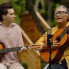 Jandino (i) junto a su padre Carlos Chiluiza (d) en el video que grabó por el Día del Padre.