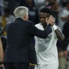 Vinícius Júnior (d) celebra el triplete de goles con el entrenador Carlo Ancelotti, durante el encuentro ante Borussia Dortmund en la Cahmpions League