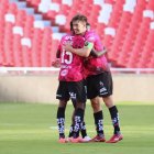 Michael Hoyos (d) festeja su gol en la victoria de Independiente del Valle ante Universidad Católica en la Copa Ecuador