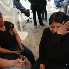 María Teresa Imbaquingo (gorra) y su hija Rosa Gualavisi hablaron sobre el ataque contra José Luis.