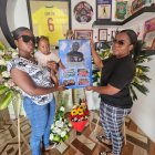 Angi Cabezas y Janaira Simisterra junto al altar dedicado al futbolista Roberto Cabezas.