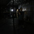 Los atletas entrenan en penumbra o en los exteriores de los gimnasios para evitar posibles accidentes.