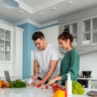 Cocinar juntos fortalece los lazos familiares.