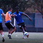 Joao Quiñónez (d) sería una de las alternativas en Emelec para ocupar el puesto de Luis Fernando León (lesionado) ante Universidad Católica