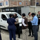 Momento en el que Emerson Luna abrazó a la madre del policía caído, para consolarla.