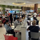 El espacio común de un centro comercial del norte se llenó en la noche del viernes 25.