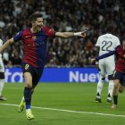 El delantero polaco del FC Barcelona Robert Lewandowski celebra tras anotar un gol, durante el partido de la jornada 11 de LaLiga ante Real Madrid en el estadio Santiago Bernabéu, en Madrid