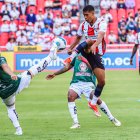 Álex Arce estuvo en el ataque de los Albos ante Mushuc Runa.