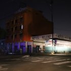 Una pareja fue captada por EXTRA mientras ingresaba a un hotel en medio del corte de luz en el barrio Garay.