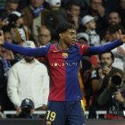 El delantero del FC Barcelona, Lamine Yamal celebra tras anotar el tercer gol de su equipo ante el Real Madrid.