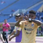 Luis Moreno y la dedicatoria tras marcar su primer gol como profesional.