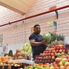 El vendedor ha ofrecido las más frescas frutas en el mercado Iñaquito durante poco más de 20 años.