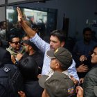 Jan Topic saludó con sus simpatizantes tras su llegada al Tribunal Contencioso Electoral (TCE), este martes 29 de octubre de 2024.