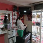 Cuando no tiene energía, Rosa Yupanqui se conecta a la red eléctrica de unos vecinos para trabajar en el gabinete.