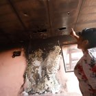 La hermana de Miriam señala por dónde avanzó el fuego.