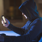 Ciberdelincuentes se aprovechan de aplicaciones como WhatsApp para espiar y estafar.