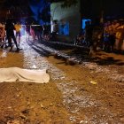 El cuerpo fue cubierto con una sábana de color blanco.