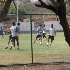 Los jugadores de Emelec siguen entrenando pese a las deudas que mantienen con ellos.