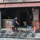 Las llamas causaron daños dentro del restaurante. Ocurrió durante el corte de luz.