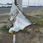 La gigantografía de su rostro sonriente también está destruida.