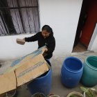 Daniela Moina Armas / Quito
Les importa un ‘pito’ el llamado al ahorro de agua. Mientras desde el Municipio de Quito se clama por duchas ‘al vuelo’, los lavadores de autos siguen desperdiciando el líquido sin que nadie los detenga. 
La Organización Mundial de la Salud estima que el consumo de agua por habitante es de 100 litros, pero en Quito, especialmente en verano, se llega a consumir hasta 250 litros. ¡Una locura!
Por ejemplo, en sectores como La Gatazo y La Ecuatoriana, en el sur, han proliferado las lavadoras de carros, muchas de ellas ilegales, ya que usan el espacio público para sus actividades. Esto está prohibido y tiene consecuencias medioambientales, según la Agencia Metropolitana de Control (AMC).
Durante un recorrido, EXTRA evidenció el uso indiscriminado del agua en este tipo de negocios. Se utilizan mangueras a presión para eliminar el detergente de los vehículos. La Empresa Metropolitana de Agua Potable y Alcantarillado (Epmaps) informó que no existen medidas sancionatorias para este uso.
Lo que sí se puede hacer es retirar medidores adulterados y cobrar un rubro adicional a los predios considerados comerciales.

Sin proyectos de ordenanza
El concejal Andrés Campaña reconoce que no hay ninguna ordenanza que regule este tema, ni propuestas desde los ediles por ahora. “Sí hemos pedido información sobre los niveles de abastecimiento para Quito”, añadió.
Michael Alulestia, otro edil, considera preocupante los datos de consumo. “En algún punto se tendrá que llegar a la restricción de agua”, aseveró. Además, sugiere que en las facturas se refleje el consumo en litros cúbicos y no en metros, para que los ciudadanos puedan ver la magnitud de lo que utilizan.
Por ahora, desde la Epmaps se han publicado videos en redes sociales exhortando a los quiteños a ahorrar agua y ofreciendo algunos consejos al respecto. Sin embargo, algunos consideran que no es suficiente. “Se gastaron 2 millones de dólares en publicidad. Habría sido mejor destinar ese dinero a campañas educomunicacionales sobre este tema”, dijo un concejal.

Fugas de agua
Campaña también mencionó que las fugas de agua son preocupantes, ya que al menos el 40 % del desperdicio se origina en este problema. “Vemos que los vecinos llevan semanas pidiendo arreglos y no llegan”, comentó.
Para abordar esta situación, serían necesarios cambios en las tuberías de varios tramos de la ciudad. EXTRA solicitó información sobre esta necesidad a la empresa responsable, pero hasta el cierre de esta edición no hubo respuesta.