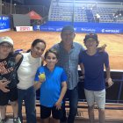 La familia Álvarez Molina acude todas las noches al evento deportivo.