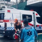 Paramédicos llegaron y empezaron a brindar auxilio a la víctima.