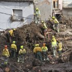 Servicios de emergencia trabajan en el punto más afectado por las inundaciones.
