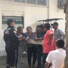 La viuda (centro) contó que su esposo se dedicaba a realizar trabajos agrícolas.