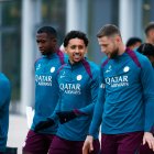 Willian Pacho (2-i) es titular inamovible en la zaga del PSG.