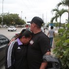 La madre del adolescente es consolada por un familiar.