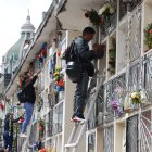 Óscar Cali le ‘mostró’ los mensajes de WhatsApp de su familia a su padre, en el cementerio de San Diego.