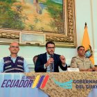 El intendente de la Policía, Juan Carlos Freire (centro), junto con representantes de Policía Nacional, ATM y grupos tuning.