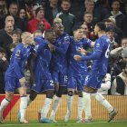 Moisés Caicedo celebra su gol con sus compañeros.