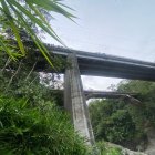Desde este puente se precipitó la camioneta en la que fallecieron diez personas y una niña sobrevivió.