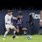 Los rayados y los albos igualaron a un gol en la primera fase.