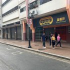 Fuera del establecimiento gastronómico quedaron huellas de sangre, como muestras violentas del hecho.