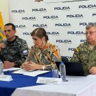 Víctor Zárate, comandante general de la Policía y Mónica Palencia, ministra del Interior.