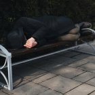 Imagen referencial. El hombre fue atacado de manera sorpresiva en una banca metálica pública.