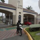 La mañana de este martes 5 de noviembre, una agente policial en una motocicleta estuvo resguardando el ingreso al conjunto residencial.