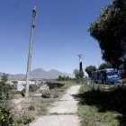 Aunque se anunció el cierre de la vía, los buses siguen circulando.