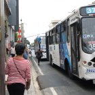 Aglomeración de buses urbanos en la calle Esmeraldas provoca leves temblores en la zona, según moradores.
