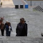Los feligreses se cubren la nariz antes de ingresar a la iglesia.