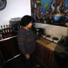 En el negocio de María José no se puede preparar nada sin luz.