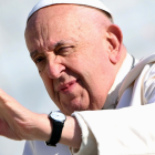 El Papa Francisco saluda al llegar a la audiencia general semanal en la Plaza de San Pedro, Ciudad del Vaticano, 06 de noviembre de 2024.