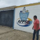 Las puertas de la Asociación de Fútbol de Santa Elena permanecieron cerradas, pese a que los dirigentes "electos" estaban reunidos a su interior.