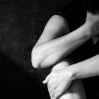 Referencial: una menor de edad era acosada en Quito por su exprofesor.