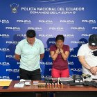 El miembro activo de la Armada del Ecuador (izquierda) fue detenido junto a dos personas más.